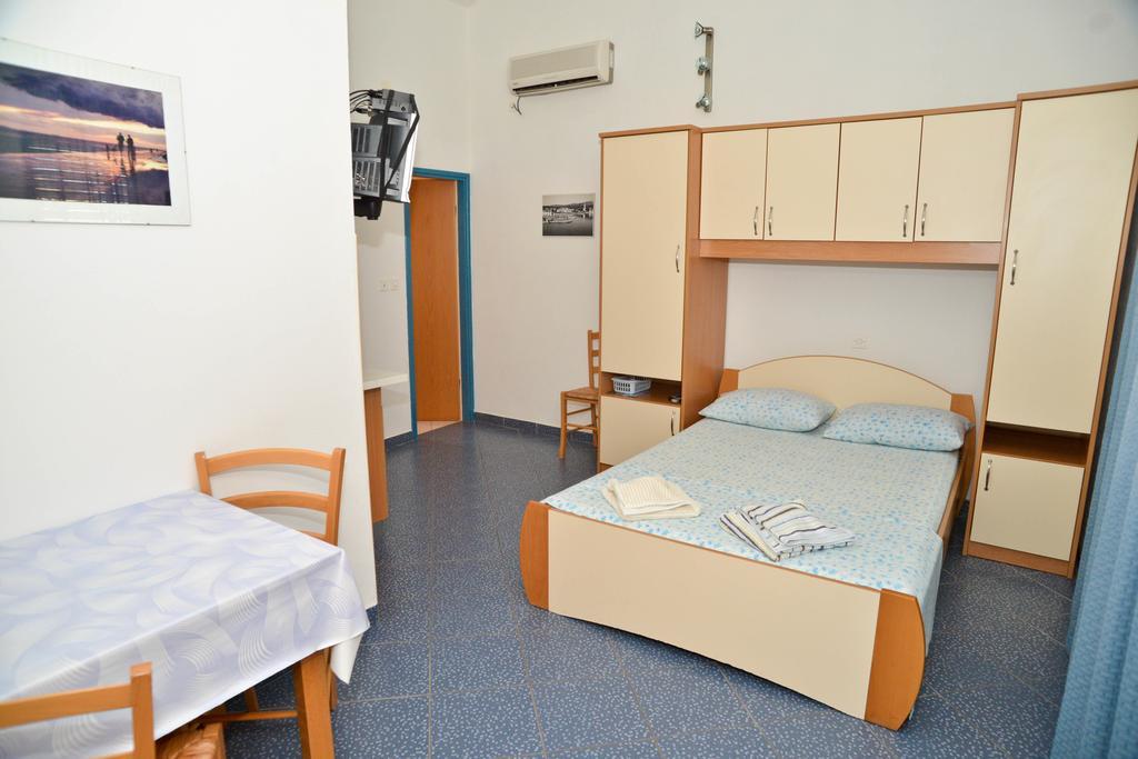 Apartments Lonic Kukljica Ngoại thất bức ảnh